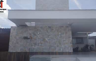 Imagem: A casa possui 3 Dormitórios, 1 Suíte, 2 Vagas na garagem