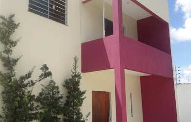 Imagem: A casa possui 4 Dormitórios, 1 Suíte, 2 Banheiros, 3 Vagas