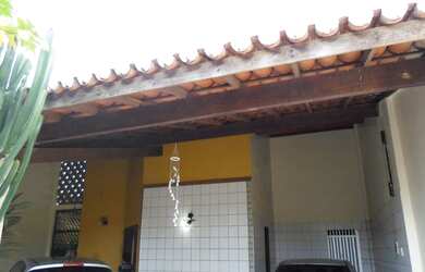 Imagem: A casa possui 2 Dormitórios, 1 Suíte, 2 Banheiros, 2 Vagas