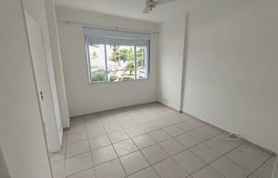 Imagem: O apartamento possui 1 Dormitório, 1 Banheiro, 1 Vaga na garagem