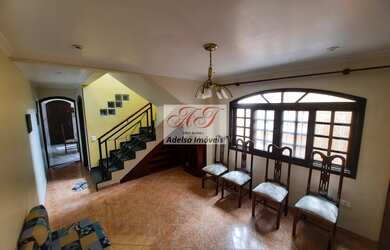 Imagem: A casa possui 3 Dormitórios, 2 Banheiros, 2 Vagas na garagem