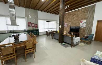 Imagem: A chácara possui 5 Dormitórios, 2 Suítes, 5 Banheiros, 2