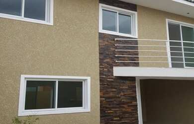 Imagem: A casa possui 3 Dormitórios, 1 Suíte, 3 Banheiros, 1 Vaga