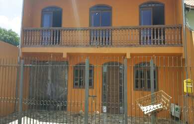 Imagem: A casa possui 4 Dormitórios, 1 Suíte, 3 Banheiros, 3 Vagas