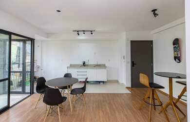 Imagem: O apartamento possui 1 Dormitório, 1 Banheiro, 1 Vaga na garagem