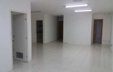 Imagem: A sala comercial possui 1 Dormitório, 2 Banheiros, 2 Vagas