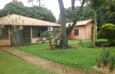 Imagem: A chácara possui 4 Dormitórios, 2 Banheiros, 6 Vagas na garagem