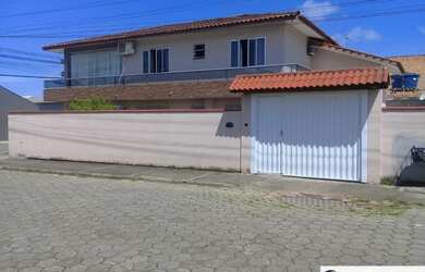 Imagem: A casa possui 2 Dormitórios, 1 Banheiro, 3 Vagas na garagem