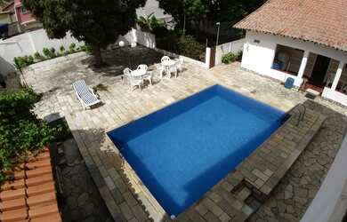 Imagem: A casa possui 5 Dormitórios, 3 Suítes, 2 Banheiros e está