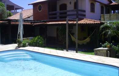 Imagem: A casa possui 4 Dormitórios, 2 Suítes, 3 Banheiros, 4 Vagas