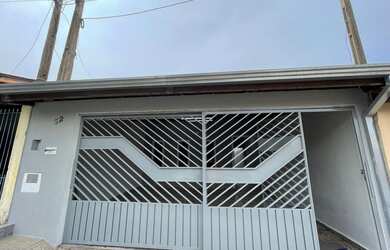 Imagem: A casa possui 3 Dormitórios, 1 Banheiro, 2 Vagas na garagem