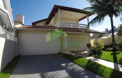 Imagem: A casa possui 5 Dormitórios, 2 Suítes, 3 Banheiros, 3 Vagas