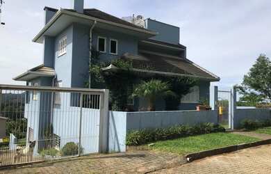 Imagem: A casa possui 3 Dormitórios, 1 Suíte, 4 Banheiros, 2 Vagas