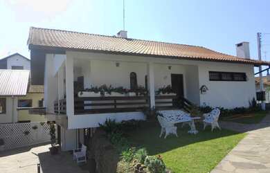 Imagem: A casa possui 3 Dormitórios, 1 Suíte, 2 Banheiros, 1 Vaga