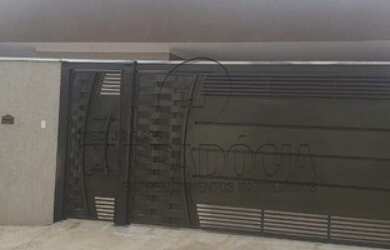 Imagem: A casa possui 3 Dormitórios, 1 Suíte, 3 Banheiros, 2 Vagas