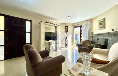 Imagem: A casa possui 3 Dormitórios, 1 Suíte, 3 Banheiros, 2 Vagas