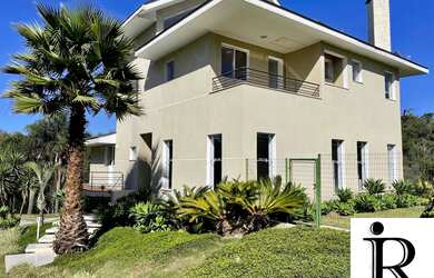 Imagem: A casa possui 3 Dormitórios, 1 Suíte, 4 Banheiros, 6 Vagas