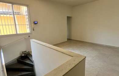 Imagem: A casa possui 3 Dormitórios, 1 Banheiro e está localizado