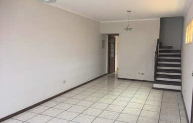 Imagem: A casa possui 3 Dormitórios, 1 Suíte, 4 Banheiros e 4 Vagas