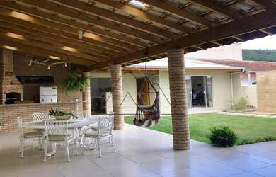 Imagem: A casa possui 3 Dormitórios, 1 Suíte, 4 Banheiros e 5 Vagas