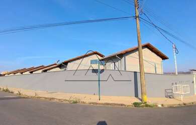 Imagem: A casa possui 2 Dormitórios, 1 Banheiro, 1 Vaga na garagem