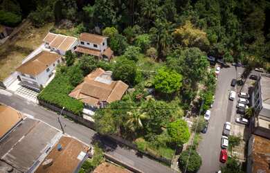 Imagem: O terreno possui 1.514m² de Área Privada e está localizado