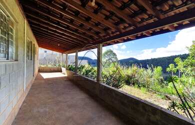 Imagem: A fazenda possui 2 Dormitórios e 3 Vagas na garagem e está