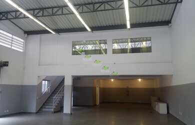 Imagem: O depósito possui 4 Banheiros, 9 Vagas na garagem, 450m² de