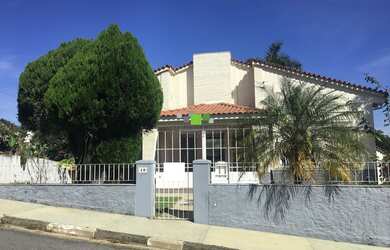 Imagem 1: ACONCHEGANTE CASA COM POMAR À VENDA NO CONDOMÍNIO ARUJAZINHO I II III