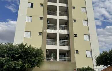 Imagem: O apartamento possui 2 Dormitórios, 1 Suíte, 2 Banheiros