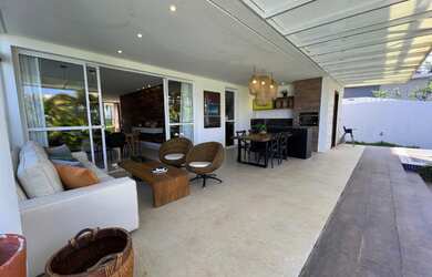 Imagem: A casa em condomínio possui 4 Dormitórios, 3 Suítes, 4 Vagas