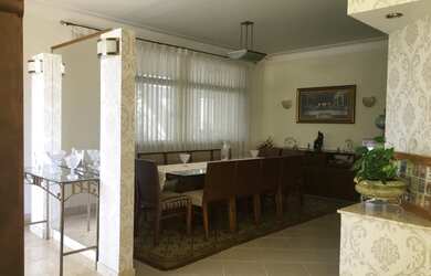 Imagem: A casa possui 4 Dormitórios, 2 Suítes, 5 Banheiros, 4 Vagas