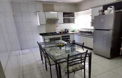 Imagem: A casa possui 2 Dormitórios, 1 Banheiro, 2 Vagas na garagem