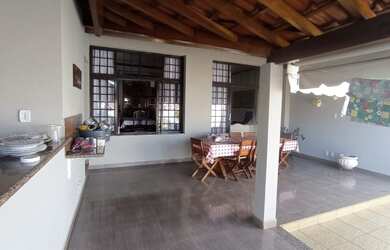 Imagem: A casa possui 4 Dormitórios, 4 Suítes, 6 Banheiros, 3 Vagas