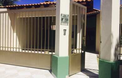 Imagem: A casa possui 3 Dormitórios, 1 Suíte, 2 Banheiros, 2 Vagas