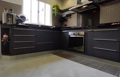 Imagem: A casa possui 4 Dormitórios, 2 Suítes, 4 Banheiros, 4 Vagas