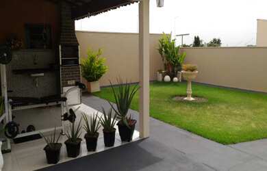 Imagem: A casa possui 2 Dormitórios, 1 Suíte, 2 Banheiros, 2 Vagas