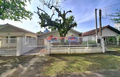 Imagem: A casa possui 4 Dormitórios, 1 Suíte, 3 Banheiros, 3 Vagas