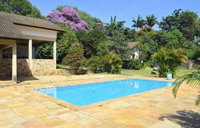 Imagem: A casa possui 4 Dormitórios, 4 Suítes, 8 Banheiros, 19 Vagas