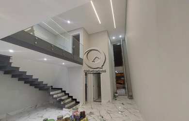 Imagem: A casa em condomínio possui 4 Dormitórios, 4 Suítes, 3 Banheiros