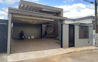 Imagem: A casa possui 4 Dormitórios, 3 Suítes, 6 Banheiros, 4 Vagas