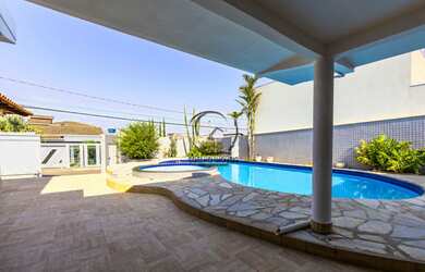 Imagem: A casa em condomínio possui 4 Dormitórios, 2 Suítes, 6 Banheiros