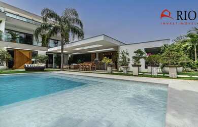 Imagem: A casa em condomínio possui 5 Dormitórios, 4 Suítes, 7 Banheiros