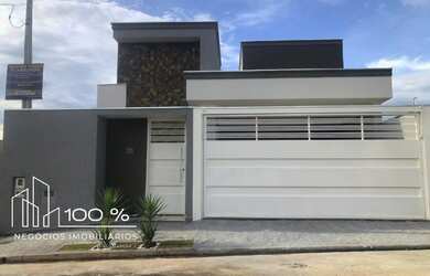 Imagem: A casa possui 3 Dormitórios, 3 Suítes, 2 Vagas na garagem