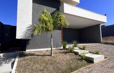 Imagem: A casa em condomínio possui 3 Dormitórios, 3 Suítes, 4 Banheiros