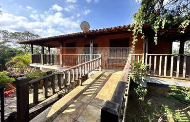 Imagem: A casa em condomínio possui 4 Dormitórios, 1 Suíte, 5 Banheiros