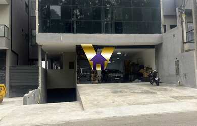 Imagem: A sala comercial possui 2 Banheiros, 2 Vagas na garagem, 170m²