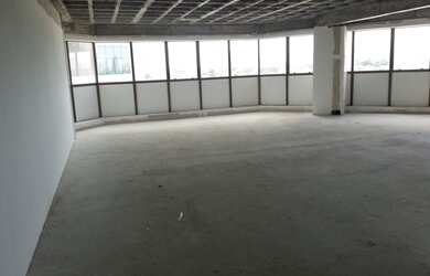 Imagem: A sala comercial possui 2 Banheiros, 4 Vagas na garagem, 161m²