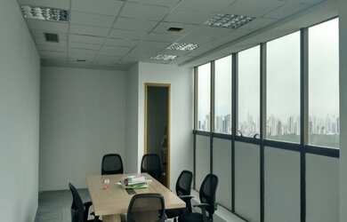 Imagem: A sala comercial possui 1 Banheiro, 1 Vaga na garagem, 42m²