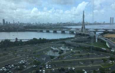 Imagem: A sala comercial possui 2 Banheiros, 4 Vagas na garagem e 159m²